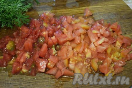 Помидоры нарезаем кубиками. Зелень нарезаем мелко.