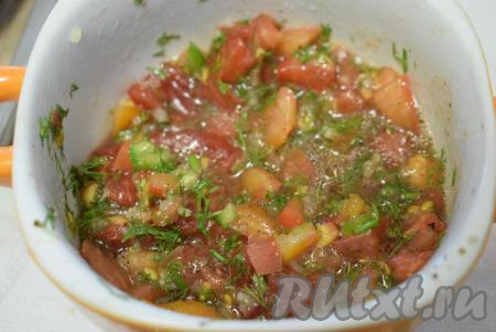 Сюда же добавляем соль по вкусу, уксус, растительное масло, аккуратно перемешиваем и заправка готова.