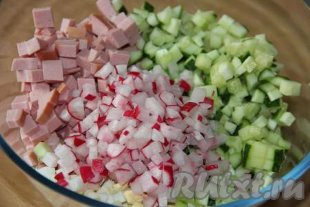 Сюда же выложить хорошо вымытую редиску, нарезанную на мелкие кубики.