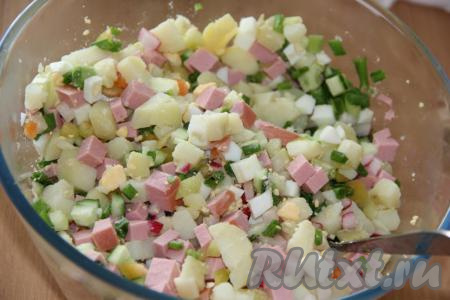 Посолить заготовку окрошки по вкусу и хорошо перемешать. В таком виде можно хранить заготовку в лотке с плотной крышкой в холодильнике до 3 дней.