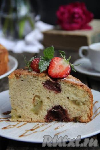 Пирог с ревенем и клубникой