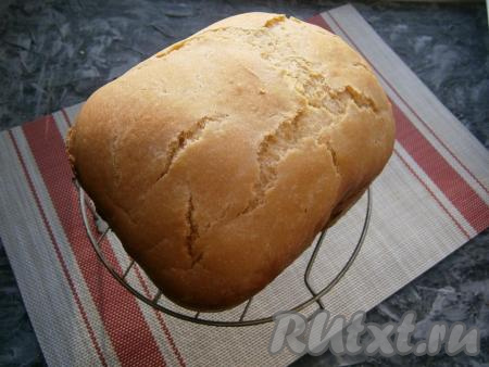 Хлебушек вынуть из ведёрка и остудить его на решетке.