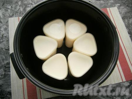 Баночки накрыть крышками и поместить в чашу мультиварки. Выставить программу "Йогурт", время - 8 часов. Закрыть крышку мультиварки и можно ложиться спать.