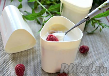 Утром густой, полезный и очень вкусный домашний йогурт будет готов. Баночки вынуть из чаши мультиварки, дать им остыть при комнатной температуре, а затем поместить в холодильник. Йогурт, желательно (чтобы он отдал вам все полезные свойства), съесть за 2 дня. Подать его можно со свежими ягодами или фруктами, сиропом, джемом и т.д.