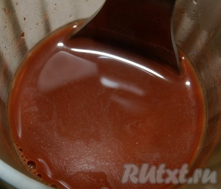 В стакане соединить какао-порошок и горячую воду, размешать, как следует, до однородной массы.