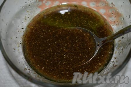 Добавляем в маринад специи для корейской моркови, чёрный молотый перец и соевый соус, перемешиваем и заправка для закуски готова.