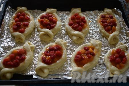 Подготовленные булочки с абрикосами с помощью кулинарной кисти смазываем яйцом, смешанным с молоком. Даём булочкам подойти в течение 15-20 минут.