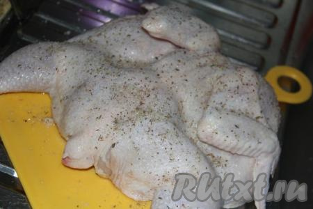 Затем посолить цыплёнка и полить соком лимона. Тушку тщательно натереть солью и лимонным соком со всех сторон.