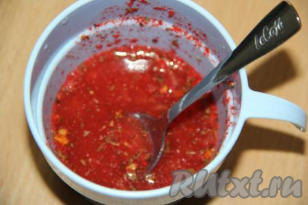 К чесноку со специями добавить 100 мл воды и тщательно перемешать.