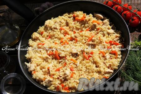 Плов с куриной грудкой на сковороде