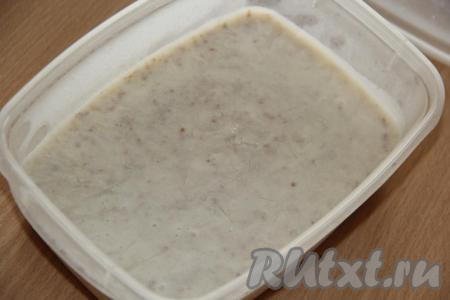 Поставить лоток с массой в морозильную камеру на пару часов (до полного застывания).