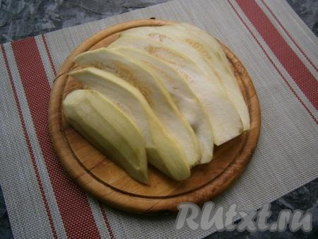 Нарезать баклажан вдоль на пластины (слайсы) толщиной около 0,5 см.