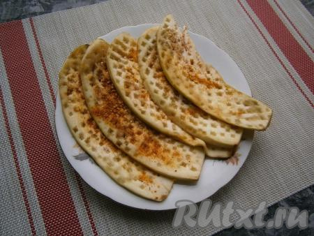 Посолить их и посыпать специями для курицы.