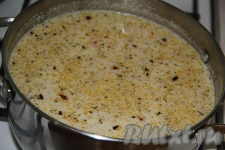 Посолить сырный суп с фаршем и добавить специи по вкусу. Томить суп на небольшом огне до полного растворения сыра, затем снять с огня.