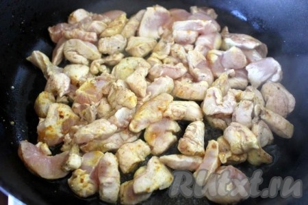 Кусочки куриного филе обжарьте на сильном огне на растительном масле, постоянно перемешивая и встряхивая сковороду.