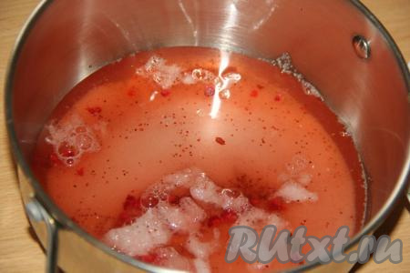 Сок от размороженных ягод вылить в кастрюлю. Если готовите со свежей клубникой, тогда влейте в кастрюлю 150-200 мл воды или любого фруктового (или ягодного) сока.