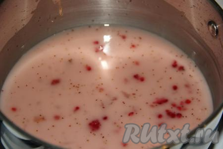 Влить тонкой струйкой крахмальную массу в кастрюлю с соком, постоянно помешивая. Постепенно масса загустеет.