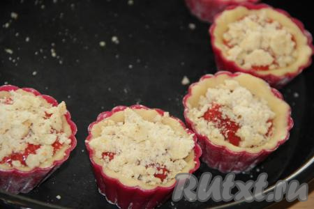Посыпать получившейся крошкой верх песочных корзиночек с клубникой.