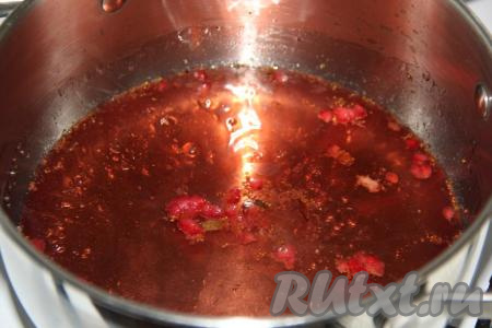 Поставить кастрюлю на огонь и довести ягодный сок с сахаром до кипения, уменьшить огонь.