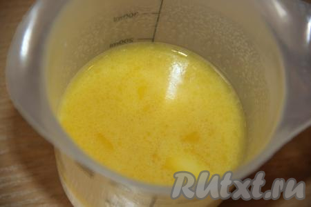 Прогреть молоко до полного растворения масла (я обычно ставлю стакан с молоком и маслом в микроволновку на 1-2 минуты, молоко становится горячим и масло полностью растапливается, можно, конечно, приготовить молочно-масляную смесь на плите в сотейнике). Смеси молока и масла дать остыть до тёплого состояния.
