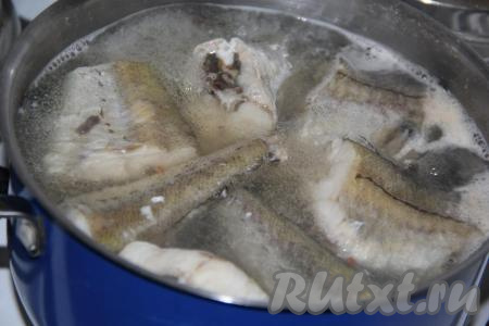 Выложить кусочки минтая в кастрюлю и залить, примерно, 2,5 литрами воды, отправить на огонь. Бульон довести до кипения, снять пену, уменьшить огонь и варить рыбу, примерно, 20 минут. 