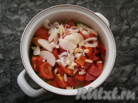 Сюда же выложить чеснок, нарезанный кусочками, и репчатый лук, нарезанный полукольцами.
