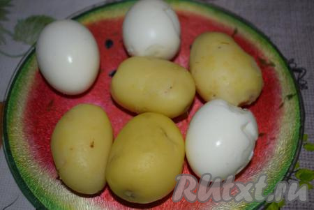 Когда картошка и яйца сварятся, слив воду, остужаем их и очищаем.