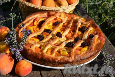 Пирог с абрикосами и персиками