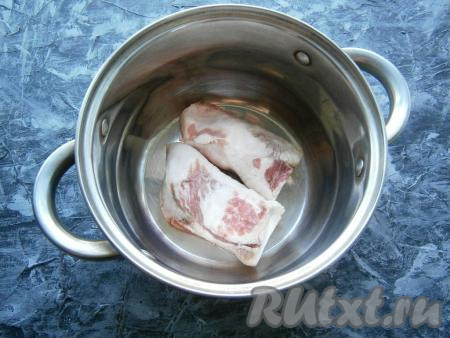 Сало хорошо вымыть, поскоблить шкуру, поместить в кастрюлю. Если нужно, разрезать сало на 2 части.