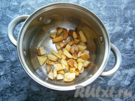 Картофель нарезать средними кусочками, обжарить его на сковороде на растительном масле до золотистости и готовности, переложить в кастрюлю.