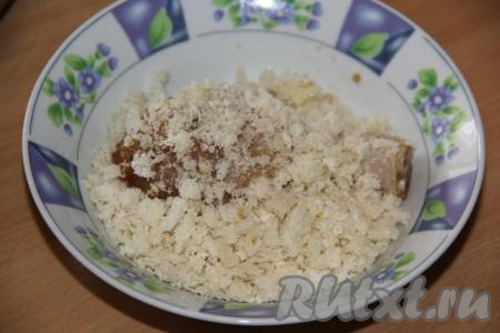 Куриные ножки со всех сторон обвалять в хлебных крошках.