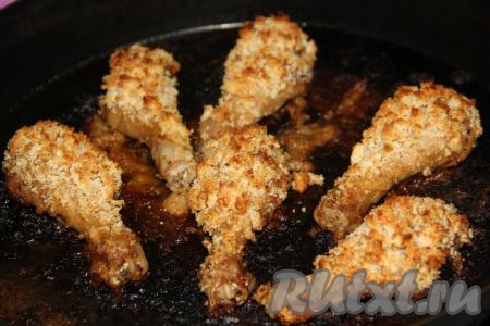 Куриные ножки в хлебных крошках получаются очень вкусными, с хрустящей корочкой.