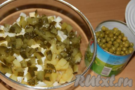 С горошка слить жидкость. В глубокой миске соединить варёную рыбу, картошку, яйца, огурцы и консервированный горошек.