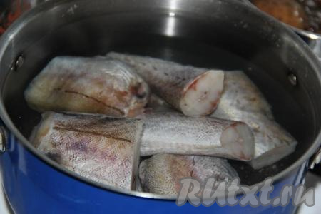 Промыть минтая под проточной водой. Если рыбка не потрошёная, удалить голову, внутренности и чёрную плёнку из брюшка. Нарезать рыбу на крупные кусочки и выложить в кастрюлю. Полностью залить кусочки минтая холодной водой и поставить на огонь. Варить рыбу с момента закипания 15 минут на небольшом огне.