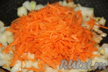 Морковь натереть на крупной тёрке (можно нарезать морковь кубиками или брусочками). Добавить морковь в сковороду с луком и обжарить минут 5 на среднем огне, иногда помешивая.