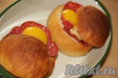 Аккуратно накрыть начинку хлебной крышечкой и поставить в разогретую духовку. Запекать фаршированные булочки при температуре 180 градусов до лёгкого схватывания желтка. Я запекала 10 минут.