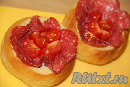 Положить кусочки помидора. Я использовала помидорки черри и разрезала их на 4 части. Если используете обычный помидор, то просто нарежьте его на кубики.