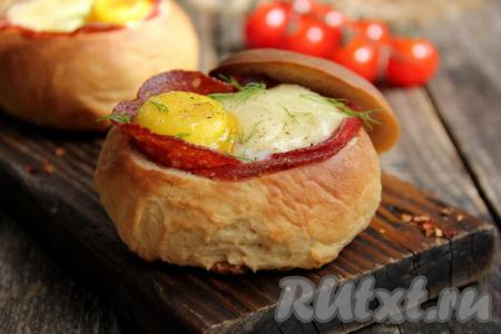 Аппетитная, очень вкусная фаршированная булочка понравится и деткам, и взрослым, к столу подаём в горячем виде. Рецепт простой и очень удачный, можно экспериментировать бесконечно, используя те продукты, которые есть в холодильнике. Очень удобно - нафаршировал булочки начинкой, поместил в духовку, дождался готовности и можно наслаждаться сытным и вкусным завтраком или перекусом.