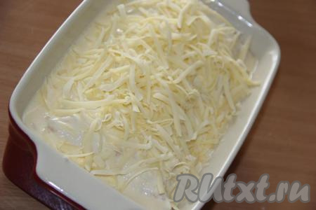 Верх запеканки присыпать тёртым сыром.