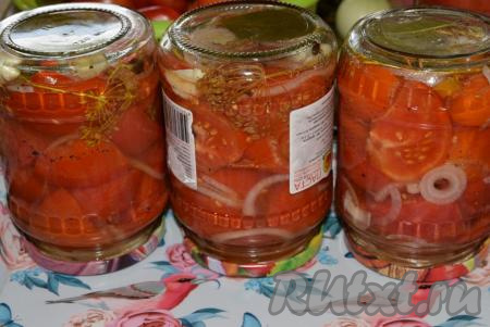 Переворачиваем банки с помидорами и луком вверх дном и укутываем одеялом до полного остывания.