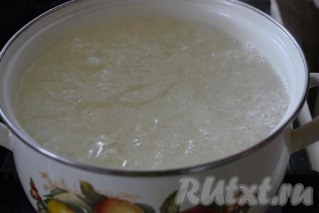 Для приготовления рассола наливаем в кастрюлю воду, насыпаем сахар и соль, ставим на огонь и доводим до кипения.