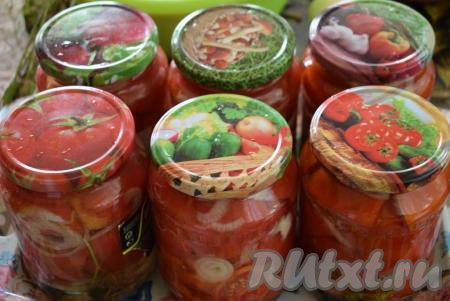 Каждую банку заливаем рассолом до верха и прикрываем сверху неплотно крышками.