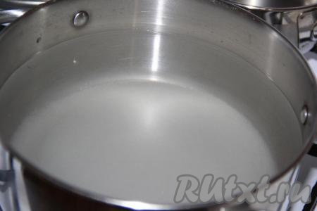 Налить в кастрюлю 2,5 литра воды, всыпать сахар. Кастрюлю поставить на огонь и дать сиропу закипеть.