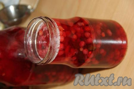Аккуратно перелить компот из красной смородины с мятой в простерилизованные банки (я разлила в литровую и двухлитровую банки). 