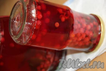 Банки с компотом закрутить прокипячёнными крышками, перевернуть вверх дном, укутать, дать полностью остыть, а затем убрать в кладовку.