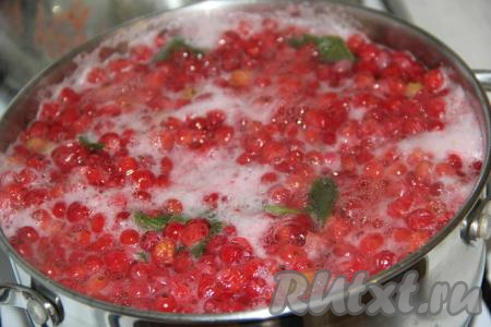 Варить компот с момента закипания 3 минуты на среднем огне. 