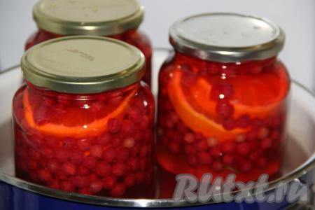 Влить горячую воду в большую кастрюлю. Поместить на дно кастрюли хлопчатобумажное полотенце. Поставить банки с компотом в кастрюлю и отправить на средний огонь. Когда вода в кастрюле закипит, уменьшить огонь и стерилизовать компот 15 минут.