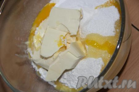 Затем добавить яйцо и кусочки холодного сливочного масла.