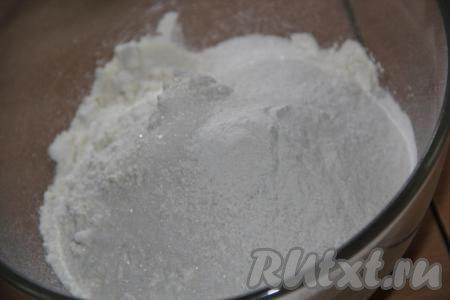 В глубокой миске соединить муку, разрыхлитель, сахар, ванилин и соль.