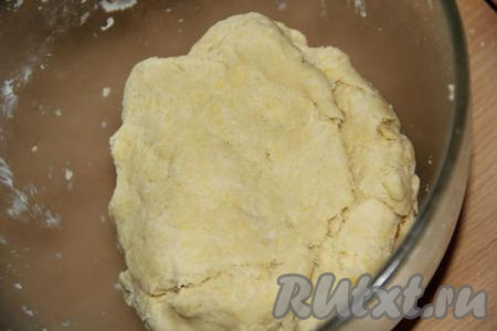 Замесить нежное и мягкое тесто. Если тесто не собирается в комок, добавьте буквально 1 чайную ложку холодной воды  и вымесите тесто. Тесто должно получиться мягким, как пластилин.